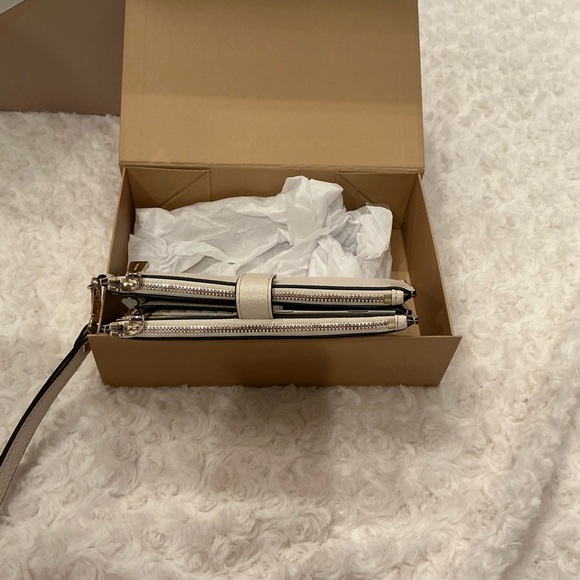 NWT Michael Kors Wristlet/Wallet - Picture 2 of 9